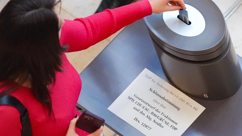 Abstimmung im Bundestag über den Schutz des Bundesverfassungsgerichts | Bild: Bildrechte: pa/dpa/Jens Krick Abstimmung im Bundestag über den Schutz des Bundesverfassungsgerichts