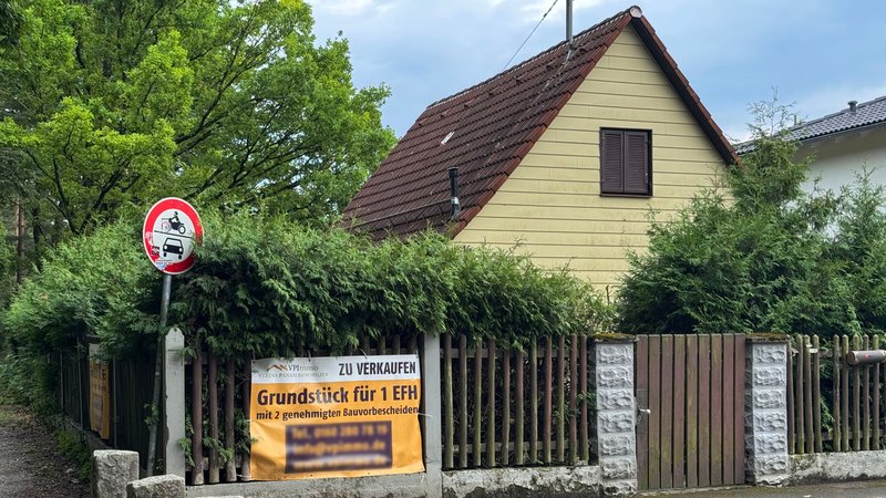 Altbau mit Schild am Gartenzaun "Zu Verkaufen-Grundstueck fuer 1 EFH" | Bild: picture alliance / Sven Simon | Frank Hoermann Altbau mit Schild am Gartenzaun "Zu Verkaufen-Grundstueck fuer 1 EFH"