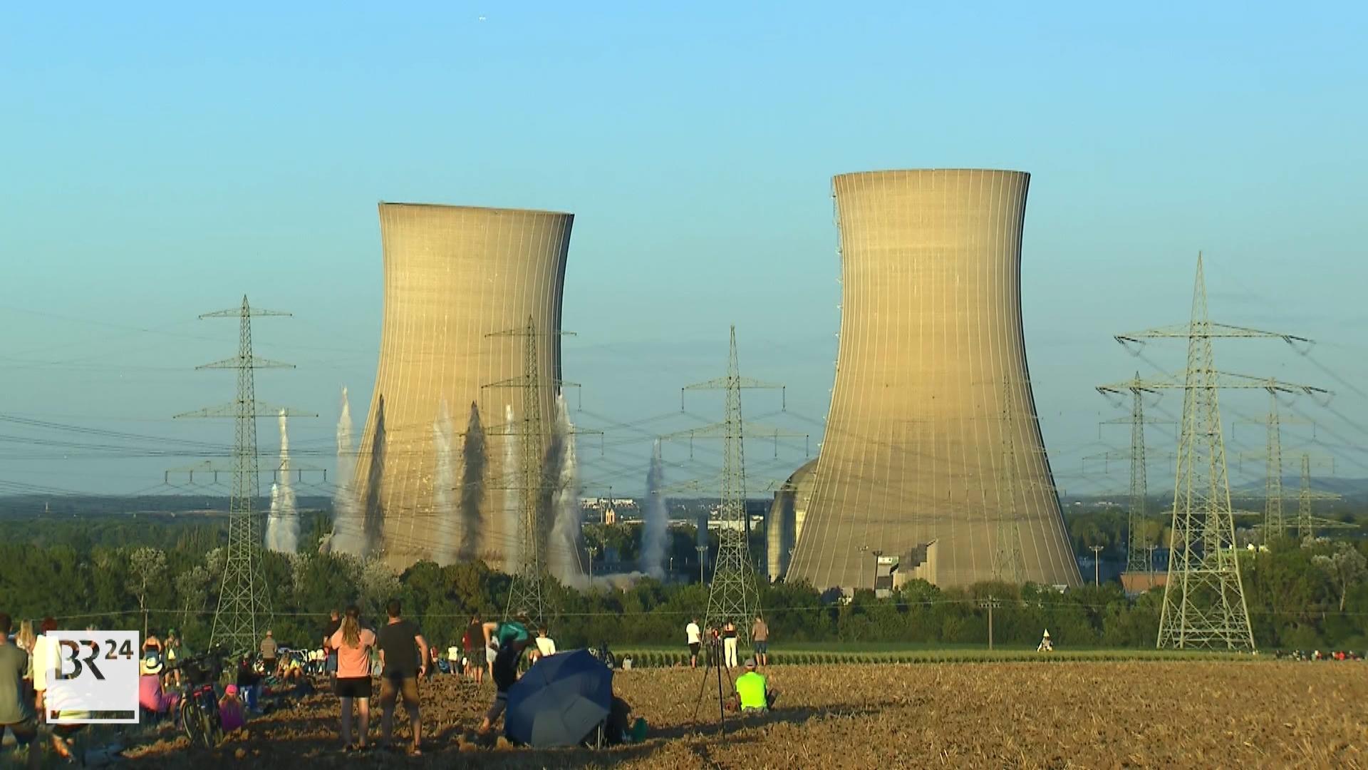 Im Video: Die Sprengung der beiden Kühltürme