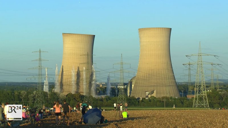 Im Video: Die Sprengung der beiden Kühltürme | Bild: BR Im Video: Die Sprengung der beiden Kühltürme