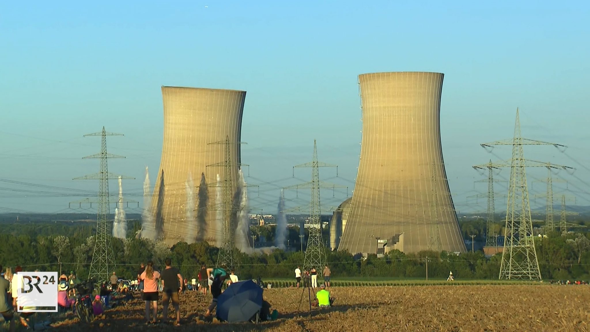 Im Video: Die Sprengung der beiden Kühltürme