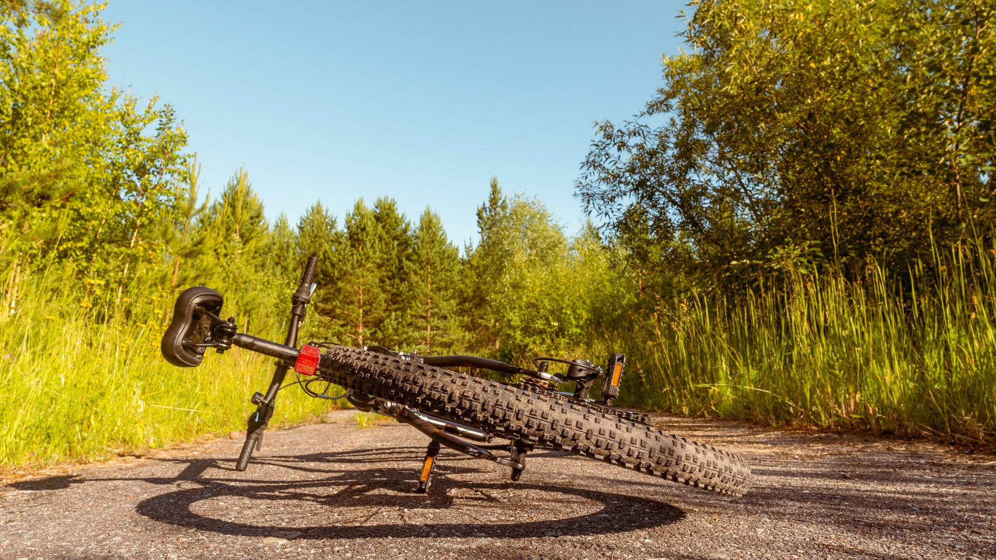 Ein Fahrrad liegt auf einem Weg (Symbolbild)