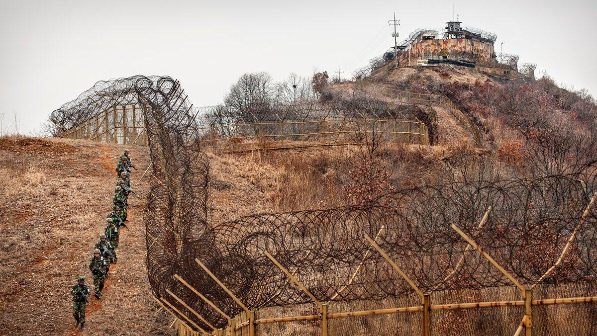 Südkoreanische Soldaten patrouillieren innerhalb der DMZ. Im Hintergrund ein südkoreanischer Wachposten.