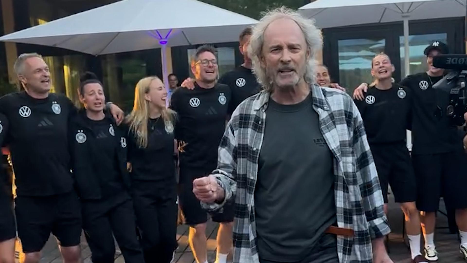 Wolfgang Petry besucht das DFB-Frauenteam in Herzogenaurach 2025