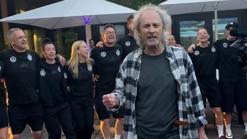 Wolfgang Petry besucht das DFB-Frauenteam in Herzogenaurach 2025 | Bild: Instagram: dfb_frauenteam Wolfgang Petry besucht das DFB-Frauenteam in Herzogenaurach 2025