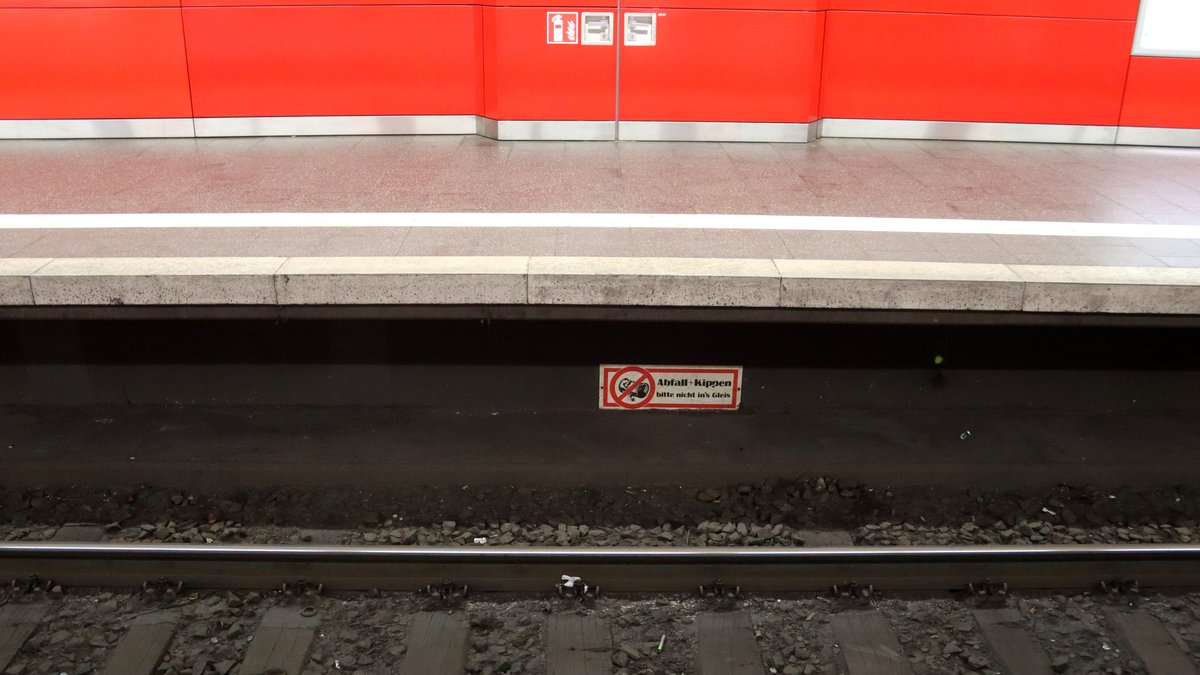 Betrunkener fällt in S-Bahn-Gleis und schläft unterm Bahnsteig
