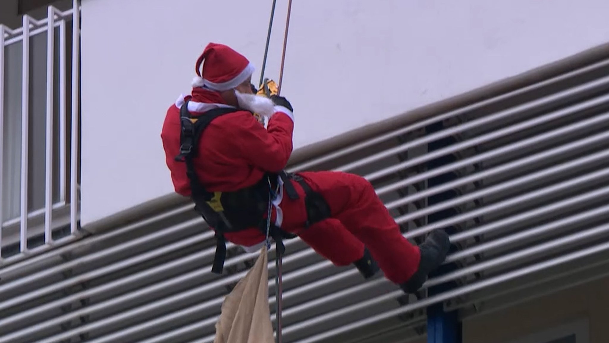 Nikolaus seilt sich ab.