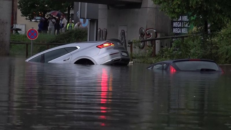 Das Unwetter in Bayern hat nach ersten Erkenntnissen besonders Nürnberg getroffen. Laut Polizei gingen Autos in überfluteten Unterführungen komplett unter. Rettungstaucher mussten zwei Menschen vom Dach eines Fahrzeugs retten.