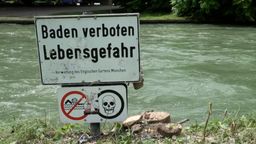 Ein Warnschild mit der Aufschrift "Baden verboten Lebensgefahr" steht am Eisbach in München | Bild:BR/ Peter Steinhövel