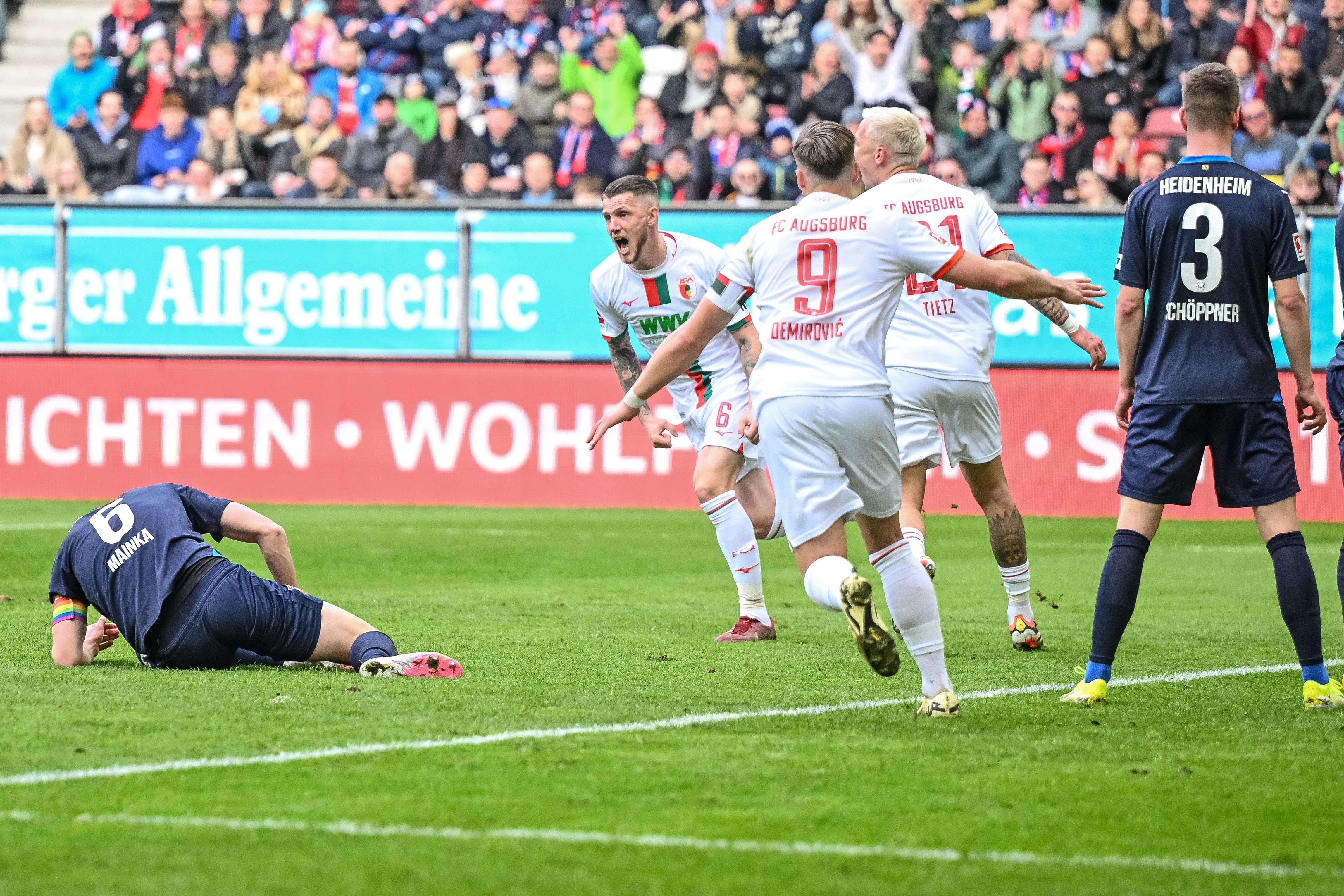 FC Augsburg jubelt nach dem 1:0 gegen den 1. FC Heidenheim