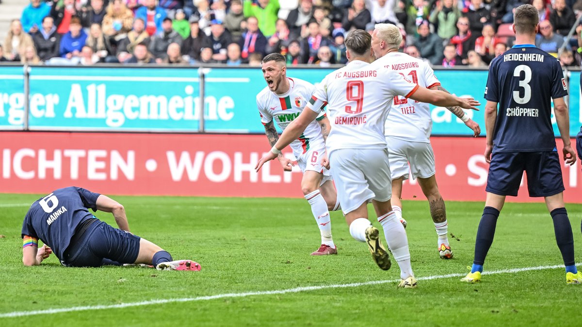 FC Augsburg jubelt nach dem 1:0 gegen den 1. FC Heidenheim