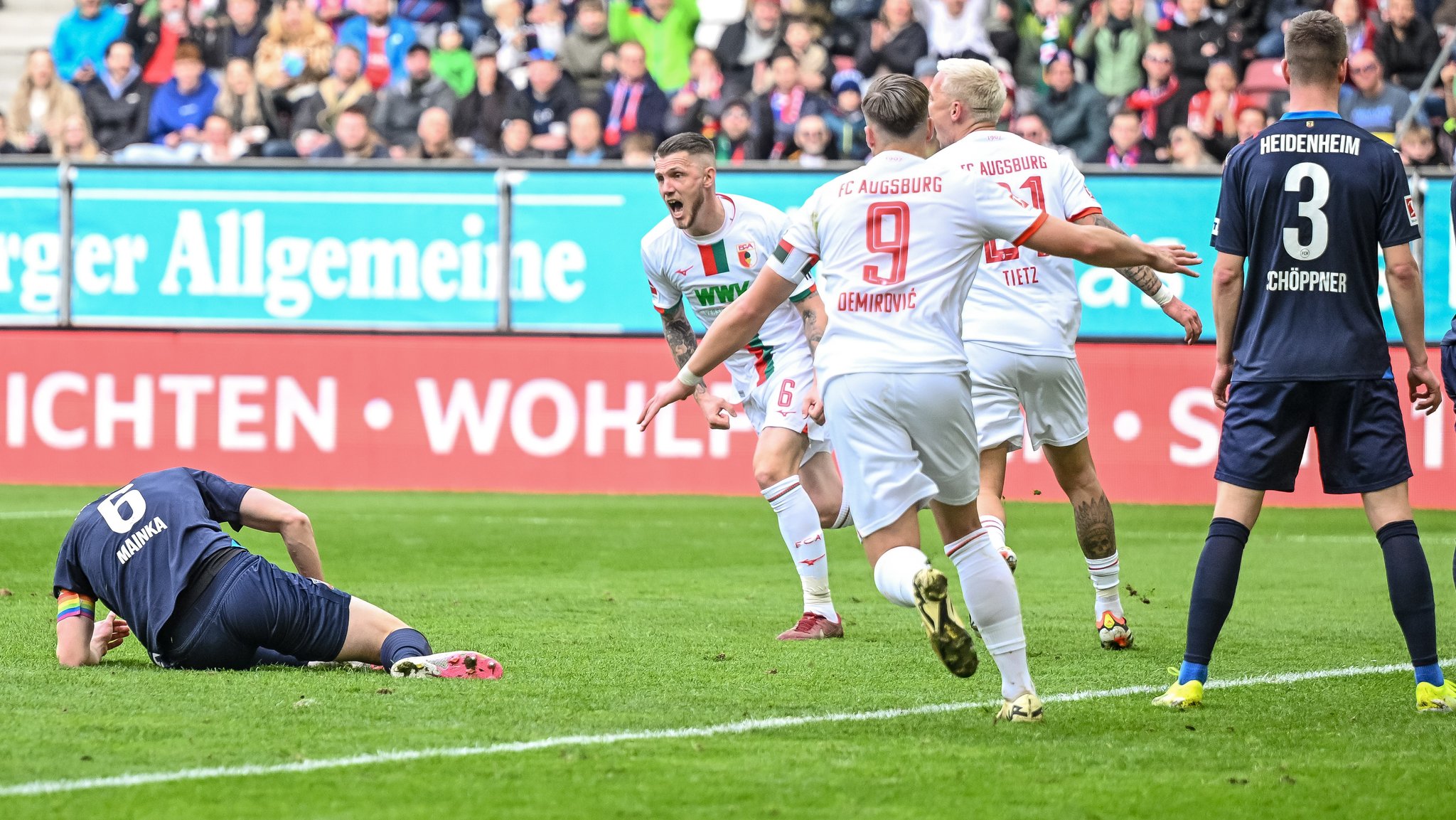 FC Augsburg jubelt - dritter Sieg in Serie in der Bundesliga