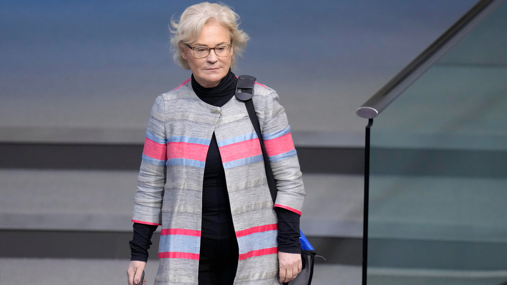 Bundesverteidigungsministerin Christine Lambrecht (SPD) | Bild: picture alliance / Flashpic | Jens Krick Bundesverteidigungsministerin Christine Lambrecht (SPD)