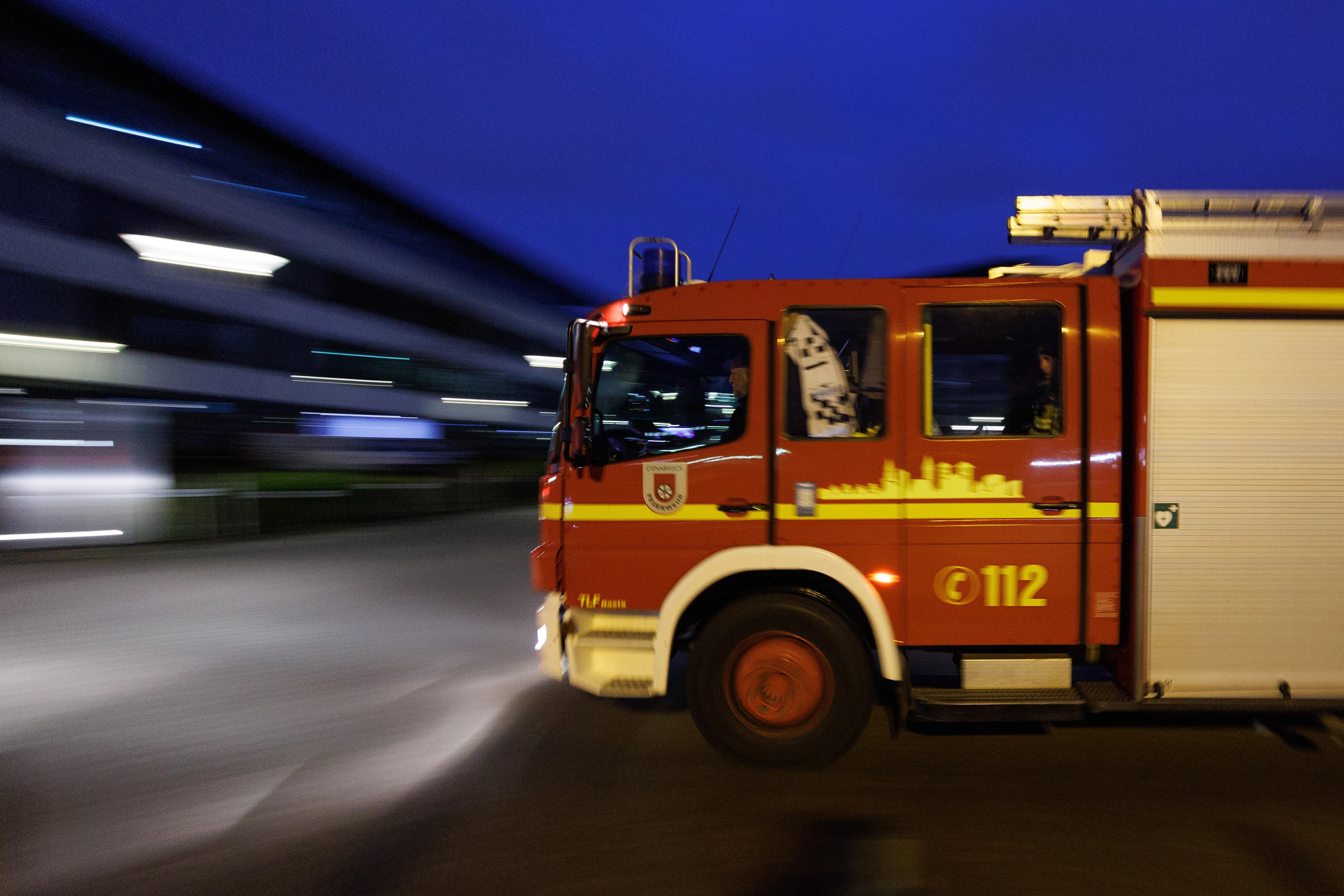 Archivbild: Ein Fahrzeug der Feuerwehr fährt von einem Sammelplatz.