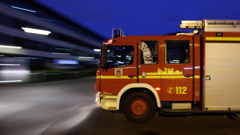 Archivbild: Ein Fahrzeug der Feuerwehr fährt von einem Sammelplatz. | Bild: picture alliance/dpa | Friso Gentsch Archivbild: Ein Fahrzeug der Feuerwehr fährt von einem Sammelplatz.