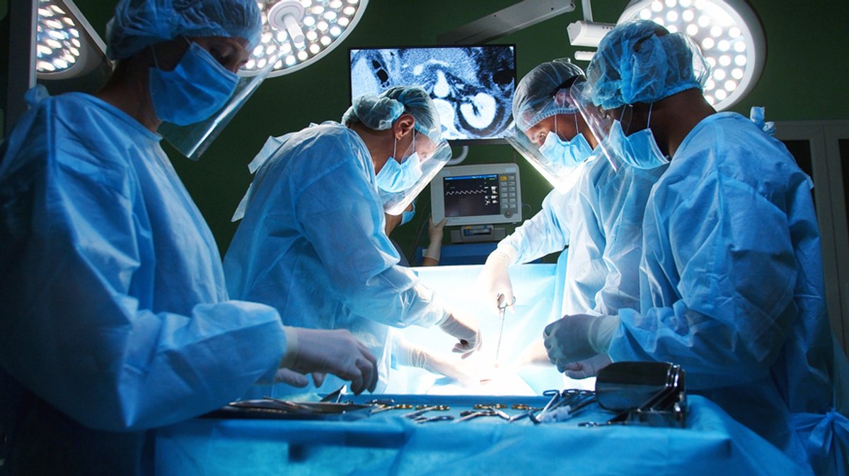 Ein chirurgisches Team bei einer Operation (Symbolbild).