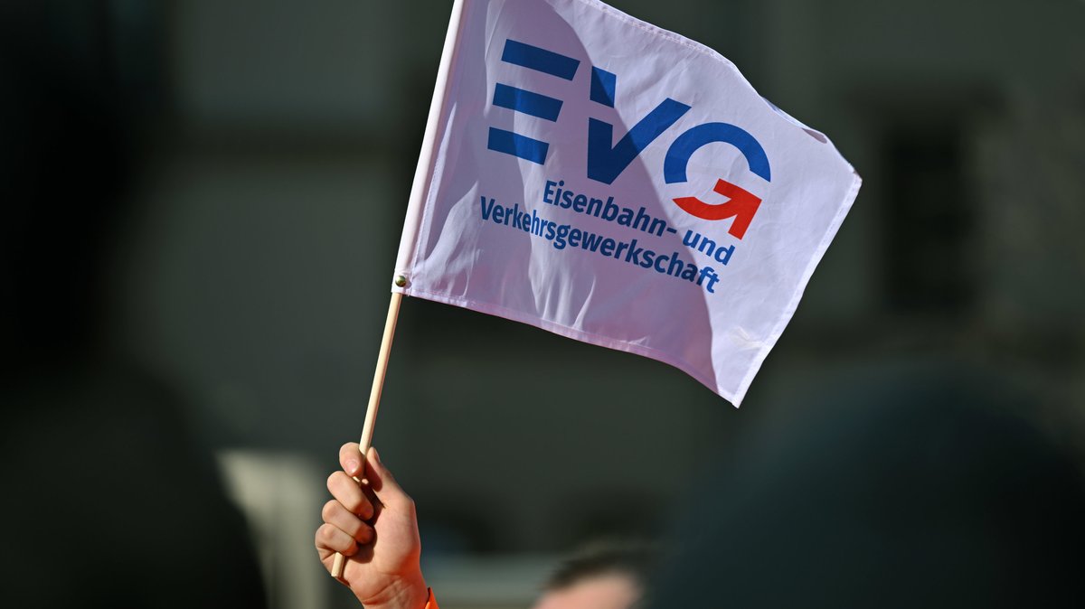 Eine Fahne der Eisenbahngewerkschaft EVG.