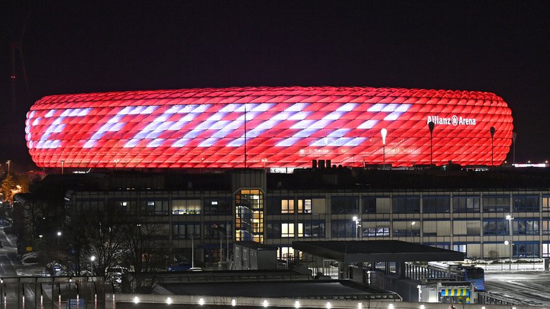 "Danke Franz" - die Arena in Fröttmaning erstrahlt gerade in Rot.