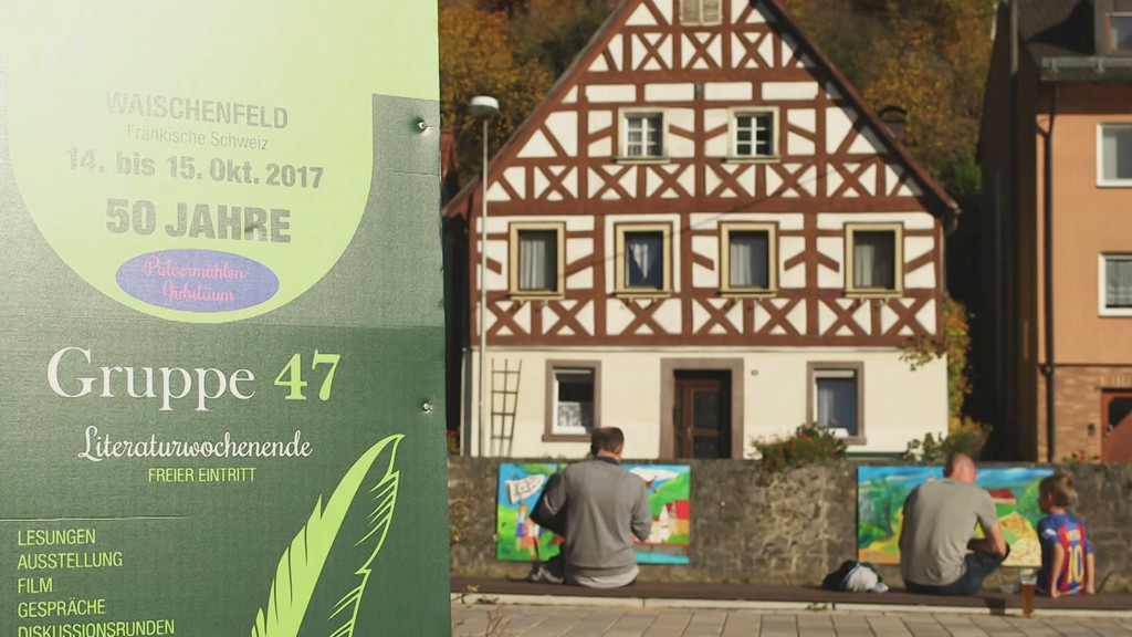 Ein Plakat vor einem Fachwerkhaus weist auf ein Jubiläum hin: 2017 feierte man in Waischenfeld "50 Jahre Gruppe 47" mit einem Literaturwochenende.