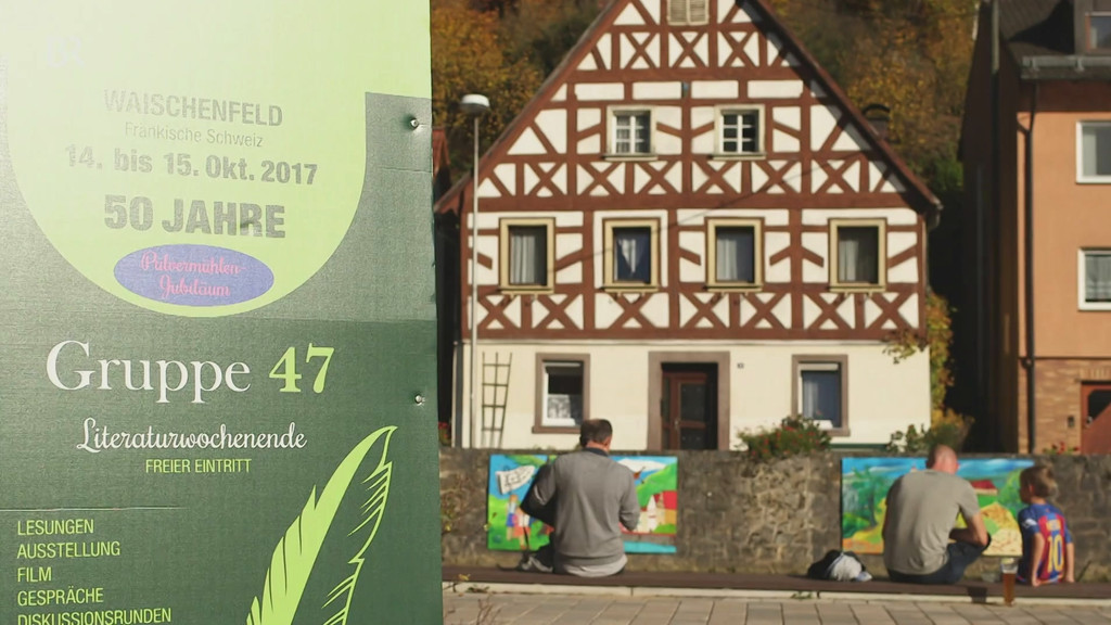 Ein Plakat vor einem Fachwerkhaus weist auf ein Jubiläum hin: 2017 feierte man in Waischenfeld "50 Jahre Gruppe 47" mit einem Literaturwochenende. | Bild: BR Ein Plakat vor einem Fachwerkhaus weist auf ein Jubiläum hin: 2017 feierte man in Waischenfeld "50 Jahre Gruppe 47" mit einem Literaturwochenende.