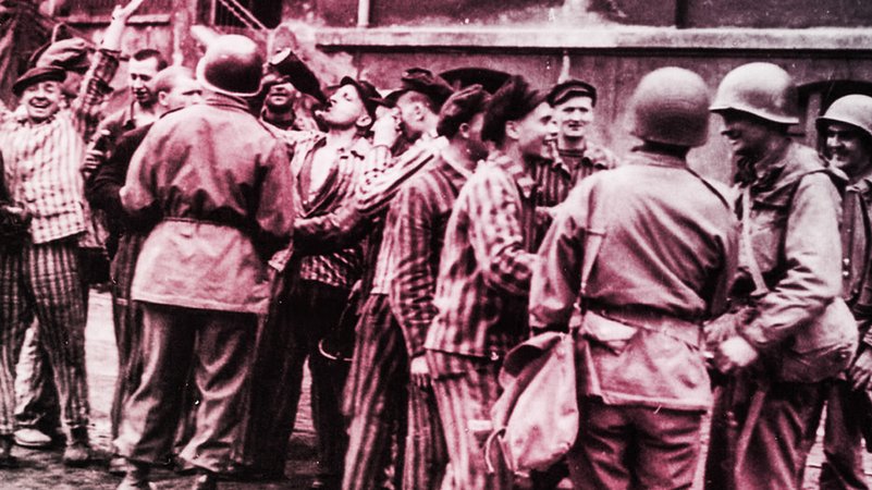 Als die US-Soldaten das KZ Dachau erreichen, stehen viele unter Schock. | Bild: Archiv KZ-Gedenkstätte Dachau Als die US-Soldaten das KZ Dachau erreichen, stehen viele unter Schock.