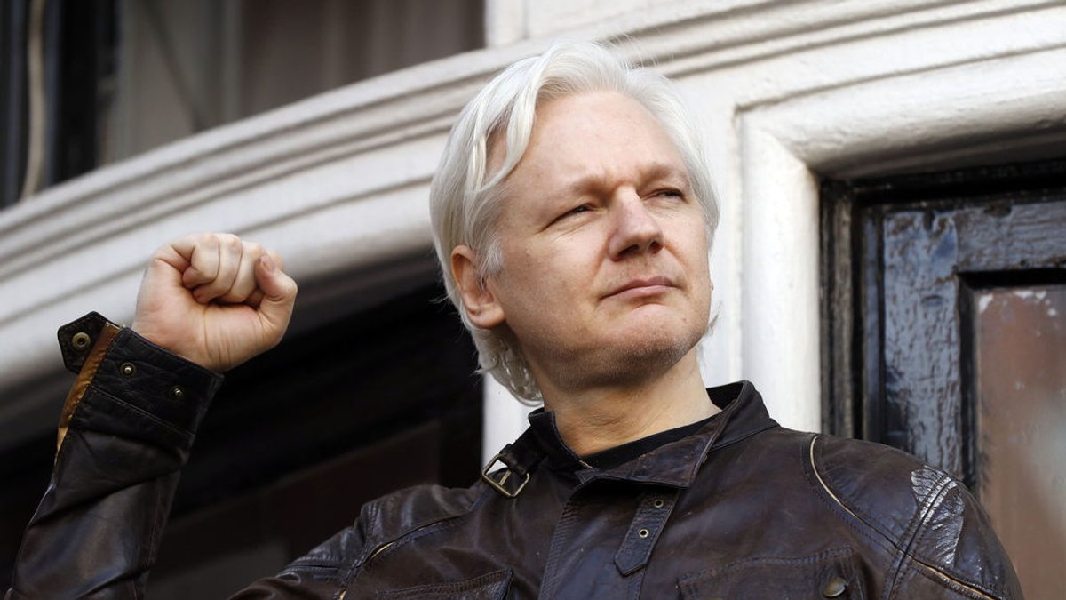 ARCHIV - 19.05.2017, Großbritannien, London: Julian Assange grüßt Unterstützer vor der ecuadorianischen Botschaft in London, 19. Mai 2017. Der WikiLeaks-Gründer Julian Assange steht vor seiner möglicherweise letzten Gerichtsanhörung in England, bei der es um die Frage geht, ob er an die Vereinigten Staaten ausgeliefert werden soll, um sich Spionagevorwürfen zu stellen. Der High Court wird nächste Woche zwei Tage lang darüber verhandeln, ob Assange bei einem Berufungsgericht seine Überstellung in die USA blockieren kann (AP Photo/Frank Augstein, File). Foto: Frank Augstein/AP +++ dpa-Bildfunk +++