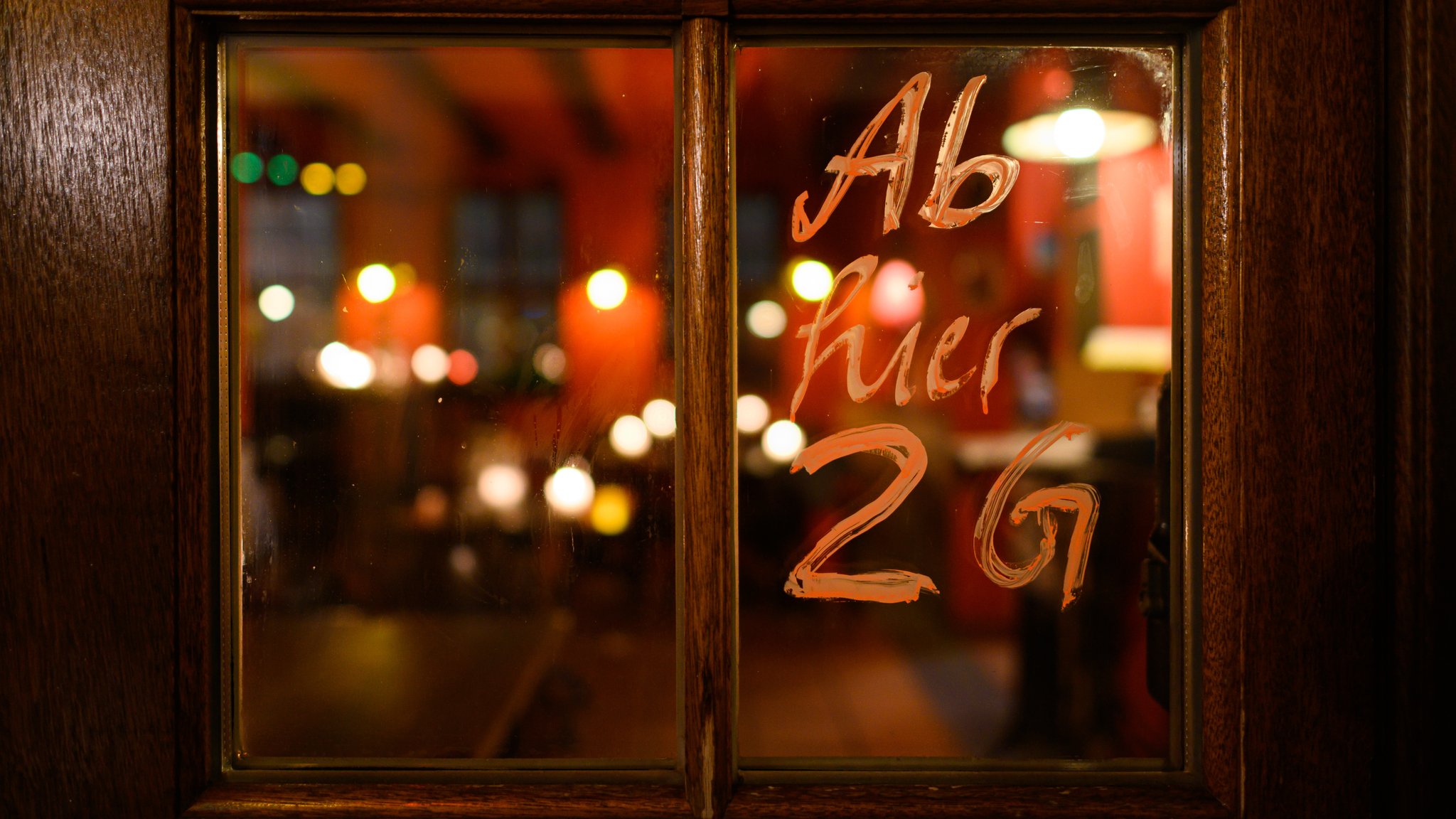 An der Tür eines Restaurants steht "Ab hier 2G" angeschrieben