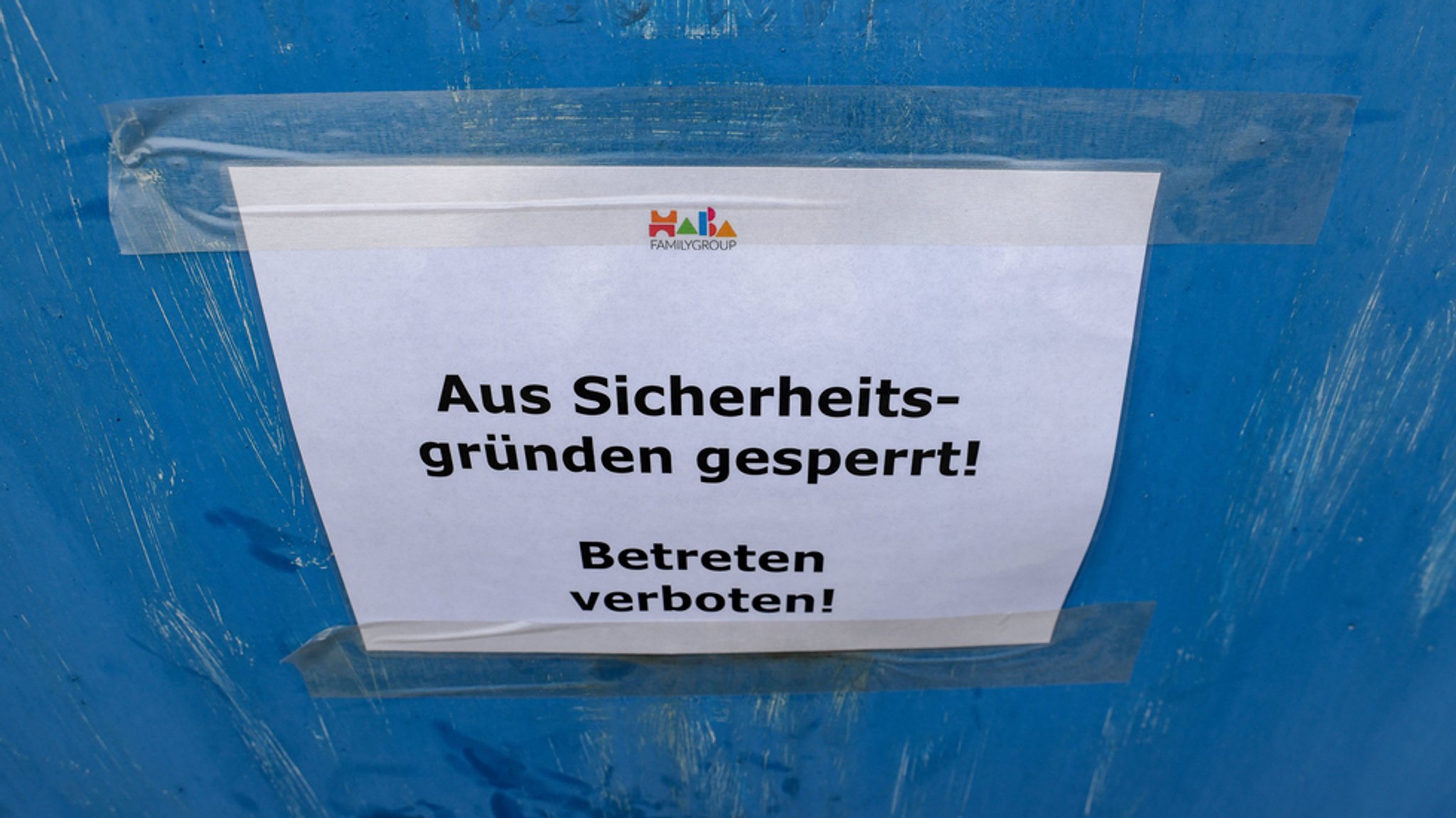 "Aus Sicherheitsgründen gesperrt" Betreten verboten!" steht auf einem Schild der Haba Familygroup.