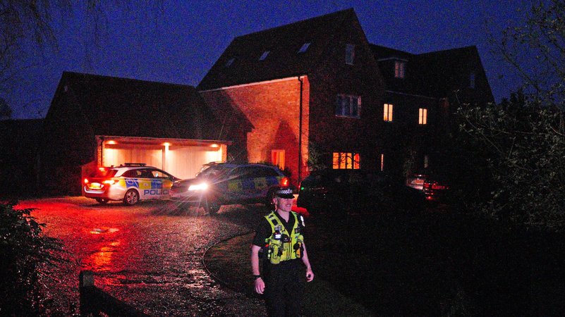 Polizei vor dem Haus von Lord Peter Mandelson im Rahmen einer Untersuchung wegen Amtsmissbrauchs. | Bild: picture alliance / empics | Ben Birchall Polizei vor dem Haus von Lord Peter Mandelson im Rahmen einer Untersuchung wegen Amtsmissbrauchs.
