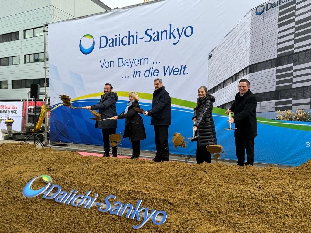 Ministerpräsident Söder und Verantwortliche der Stadt Pfaffenhofen, sowie des  Pharmaunternehmens Daiichj Sankyo  werfen mit Spaten Erde in die Luft.