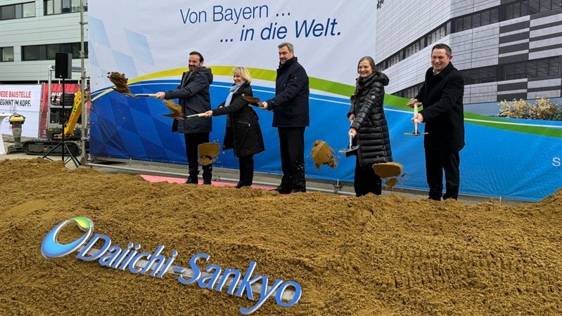 Ministerpräsident Söder und Verantwortliche der Stadt Pfaffenhofen, sowie des Pharmaunternehmens Daiichj Sankyo werfen mit Spaten Erde in die Luft. | Bild: BR/Susanne Pfaller Ministerpräsident Söder und Verantwortliche der Stadt Pfaffenhofen, sowie des Pharmaunternehmens Daiichj Sankyo werfen mit Spaten Erde in die Luft.
