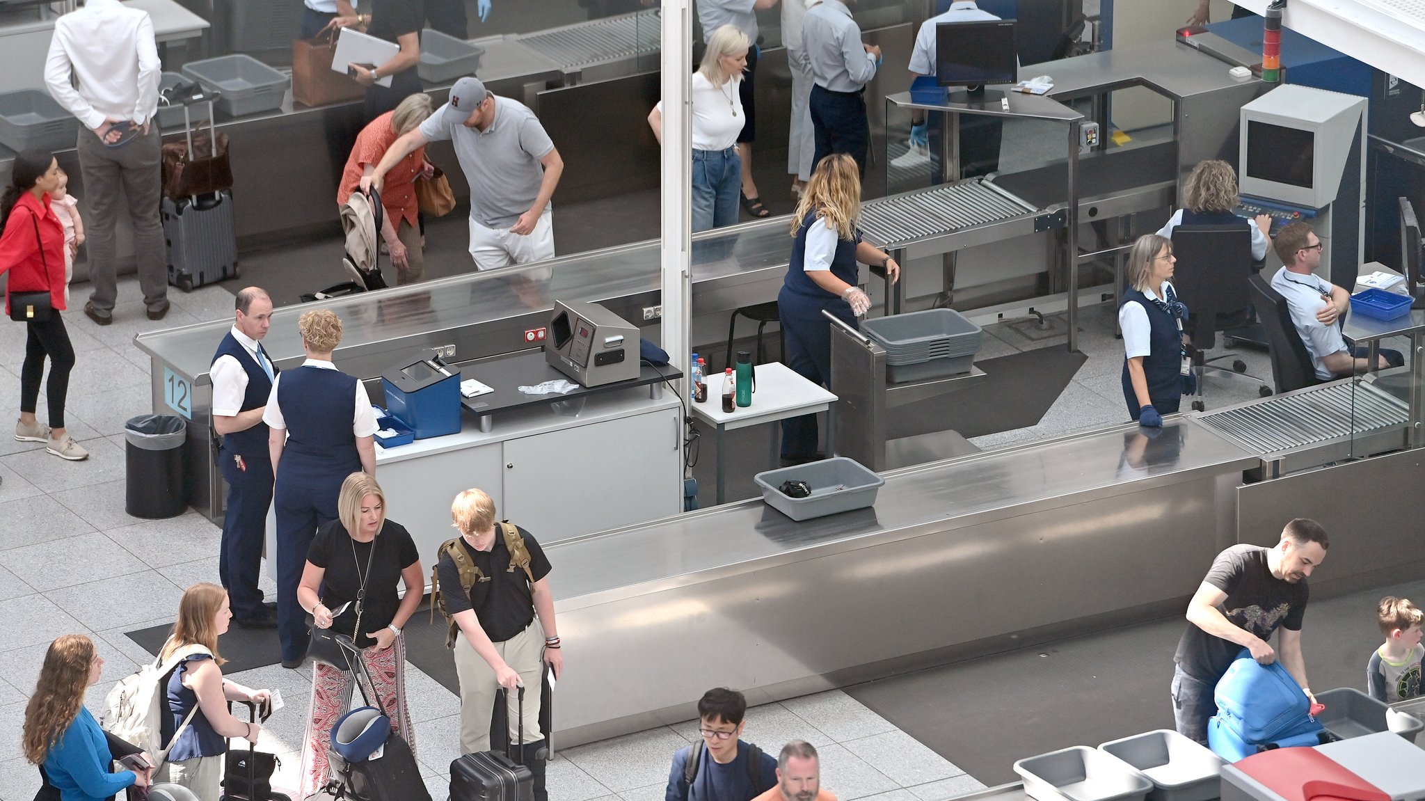 Passagiere bei der Sicherheitskontrolle am Flughafen München.