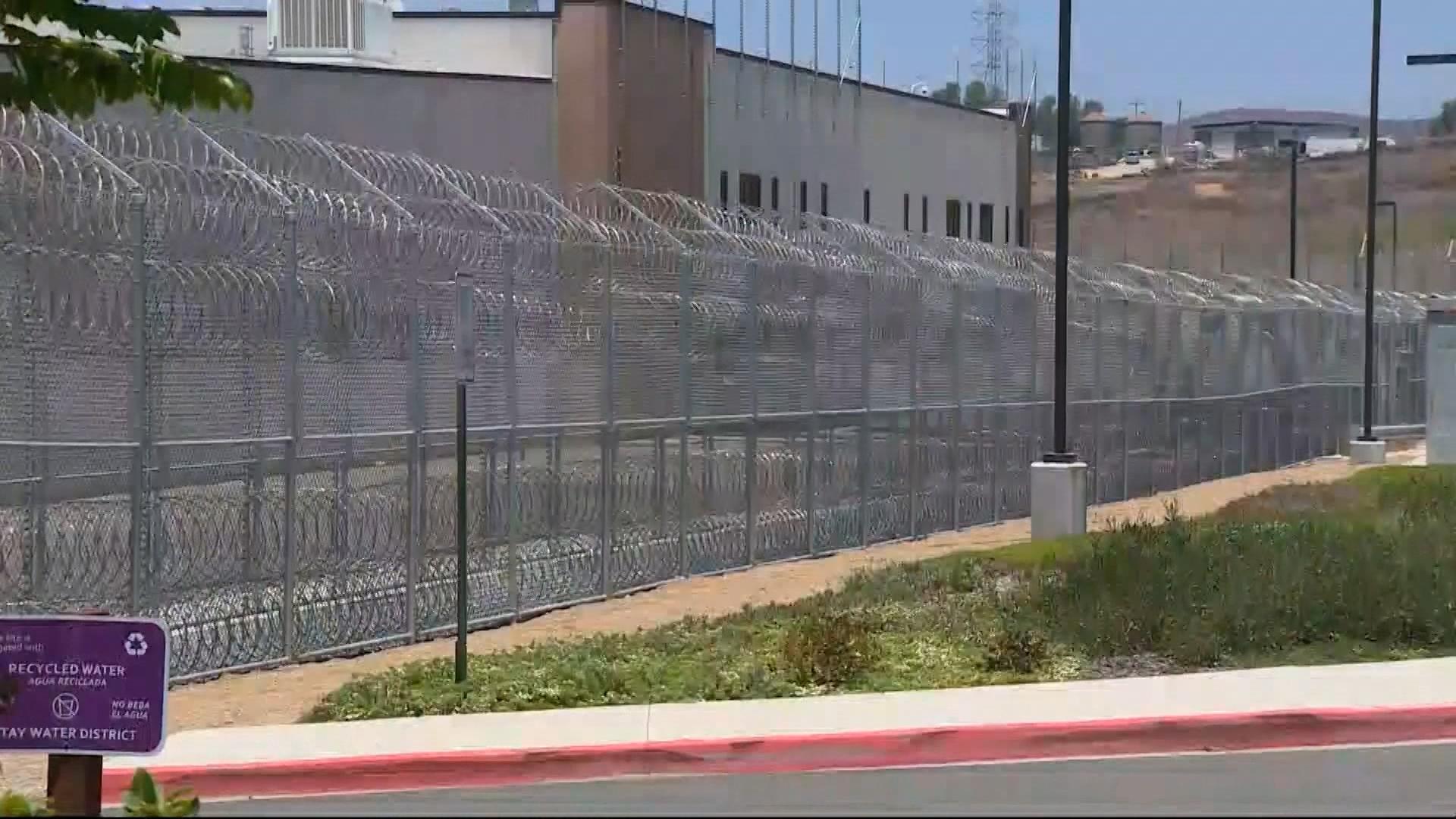 Ein Abschiebegefängnis mit hohen Zäunen in den USA.