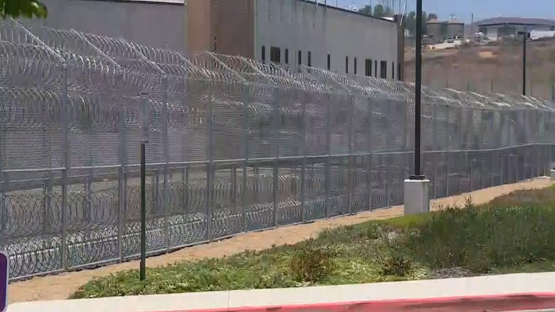 Ein Abschiebegefängnis mit hohen Zäunen in den USA. | Bild: BR24 Ein Abschiebegefängnis mit hohen Zäunen in den USA.