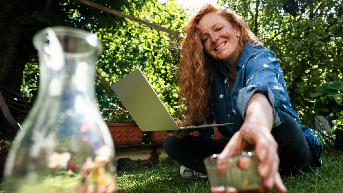 Symbolbild für Arbeitszeitverkürzung und Work-Life-Balance zum BR24 Podcast Die Entscheidung - 4-Tage-Woche | Bild: Westend61 / Kniel Synnatzschke Symbolbild für Arbeitszeitverkürzung und Work-Life-Balance zum BR24 Podcast Die Entscheidung - 4-Tage-Woche