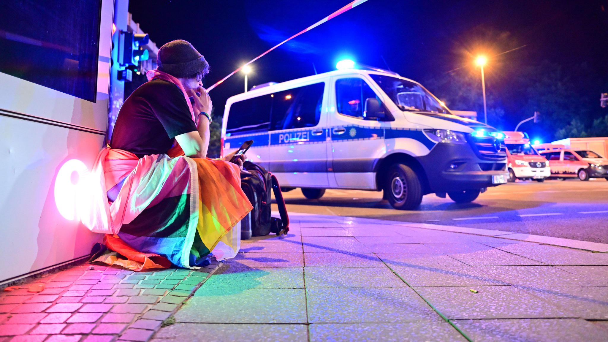CSD in Berlin: Autofahrer rast in Menschenmenge – eine Tote