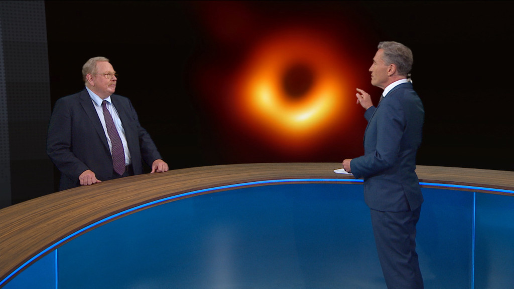 Das erste Foto eines Schwarzen Loches begeistert auch den Direktor des Max-Planck-Instituts in Garching, Reinhard Genzel. Einsteins Relativitätstheorie beweise das Bild aber "absolut noch nicht", so der Astrophysiker im Rundschau-Interview. | Bild: BR Das erste Foto eines Schwarzen Loches begeistert auch den Direktor des Max-Planck-Instituts in Garching, Reinhard Genzel. Einsteins Relativitätstheorie beweise das Bild aber "absolut noch nicht", so der Astrophysiker im Rundschau-Interview.