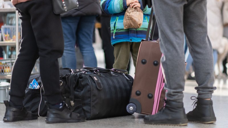 Ukrainische Geflüchtete 2022 bei ihrer Ankunft in München | Bild: picture alliance/dpa | Daniel Karmann Ukrainische Geflüchtete 2022 bei ihrer Ankunft in München