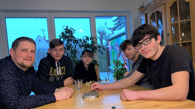 Vier Jugendliche sitzen an einem großen Esstisch mit Betreuer Stefan Mayer | Bild:BR/Elisabeth Tyroller