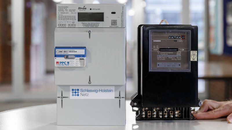 Neu versus Alt: Für den dynamische Stromtarif brauchen Haushalte auch neue Zähler. Ein digitaler Stromzähler (l) mit Smart-Meter-Gateway zur Datenübertragung steht neben einem herkömmlichen analogen Zähler. | Bild: pa/dpa/Markus Scholz Neu versus Alt: Für den dynamische Stromtarif brauchen Haushalte auch neue Zähler. Ein digitaler Stromzähler (l) mit Smart-Meter-Gateway zur Datenübertragung steht neben einem herkömmlichen analogen Zähler.