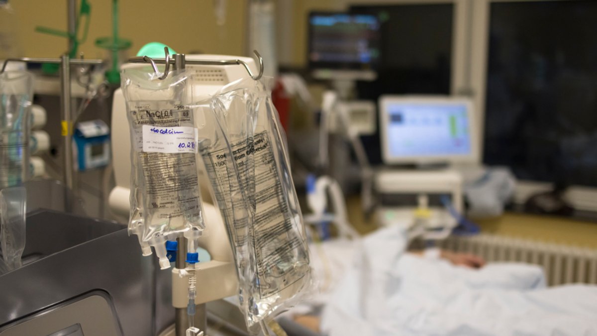 Beutel mit Flüssigkeiten stehen neben einem Bett in einem der Behandlungszimmer der Intensivstation am Universitätsklinikum in Kiel. Hier wurden in der vierten Corona-Welle bislang auch sieben Patienten aus Bayern versorgt.