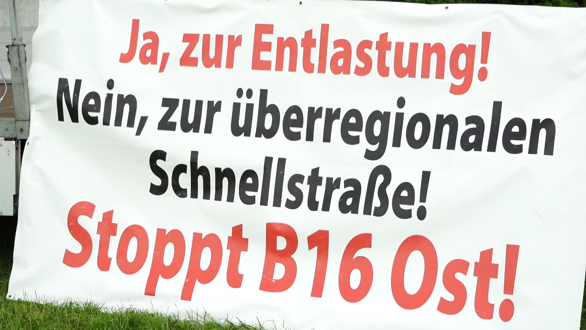 Die Bundesstraße 16 ist eine der wichtigsten Verkehrsverbindungen in Schwaben. Von Donauwörth führt sie über Kaufbeuren bis nach Füssen - und ist an vielen Stellen viel befahren. Deshalb soll die B 16 ausgebaut und teilweise neugebaut werden. 