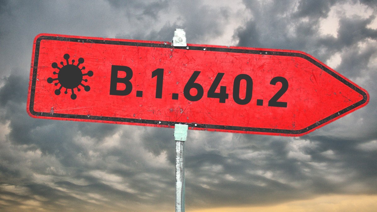 Rotes Straßenschild vor dunklen Wolken mit der Aufschrift "B.1.640.2" - Symbolbild für die neue Virusvariante