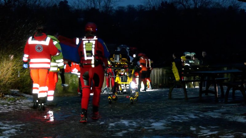 Rettungskräfte bergen toten Mann aus Regnitz in Fürth