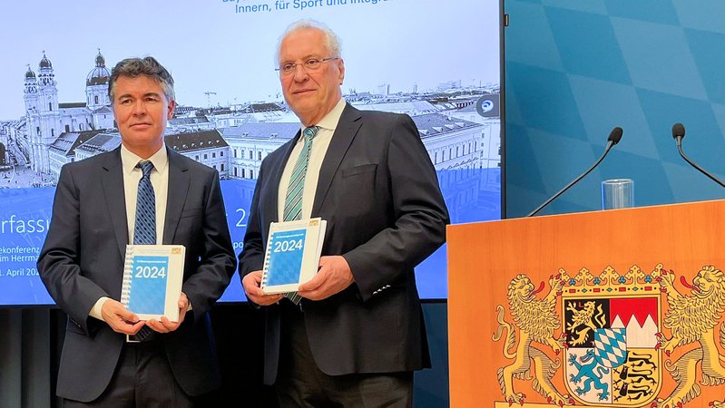 Der bayerische Innenminister und der Verfassungsschutzpräsident zeigen den Verfassungsschutzbericht. | Bild: dpa-Bildfunk/Hannes Förster Der bayerische Innenminister und der Verfassungsschutzpräsident zeigen den Verfassungsschutzbericht.