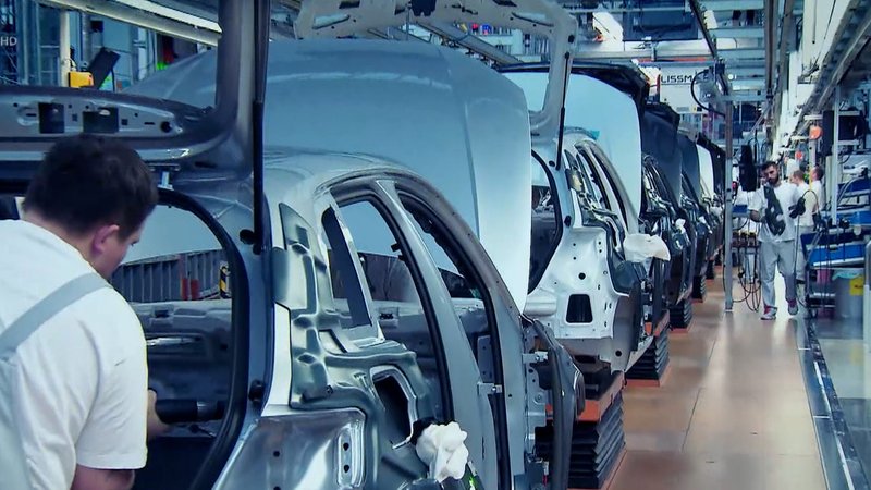 Ein Montageband in der Autofertigung. Mehrere Karosserien werden zur Weiterverarbeitung vorbereitet. | Bild: BR Ein Montageband in der Autofertigung. Mehrere Karosserien werden zur Weiterverarbeitung vorbereitet.