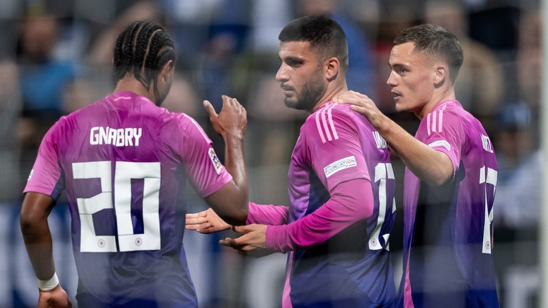 Doppeltorschütze Deniz Undav (Mitte) mit Serge Gnabry (links) und Florian Wirtz (rechts). | Bild: pictur-alliance / dpa Doppeltorschütze Deniz Undav (Mitte) mit Serge Gnabry (links) und Florian Wirtz (rechts).