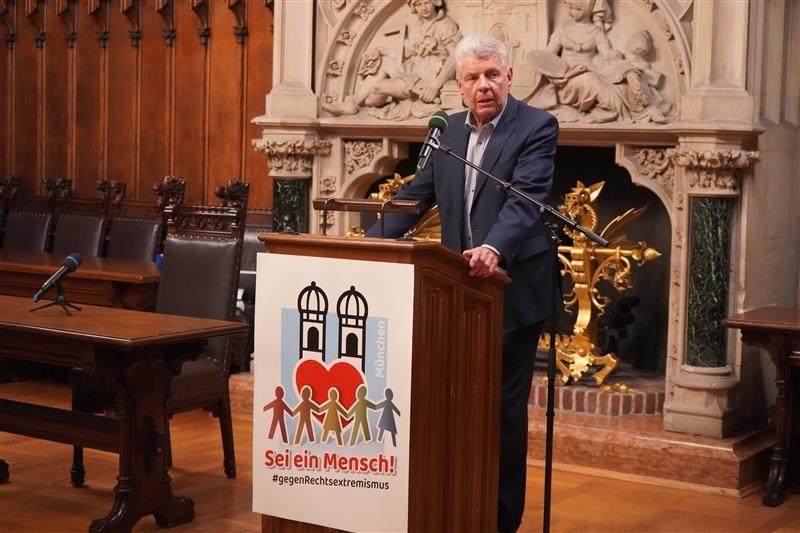 OB Dieter Reiter bei der Vorstellung der Ergebnisse des Dialog-Treffens im Münchner Rathaus am Abend des 04.03.2024.