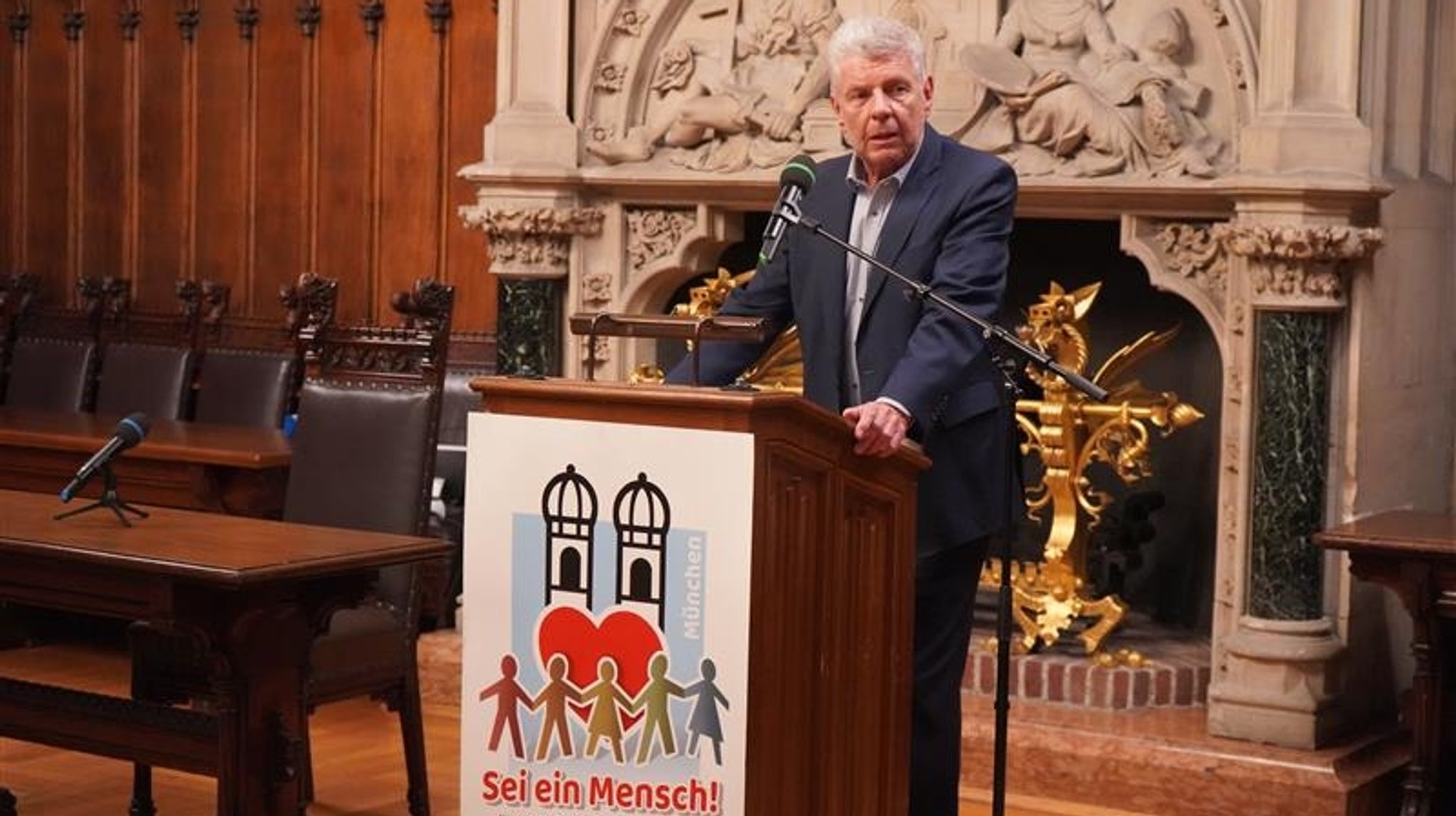 OB Dieter Reiter bei der Vorstellung der Ergebnisse des Dialog-Treffens im Münchner Rathaus am Abend des 04.03.2024.