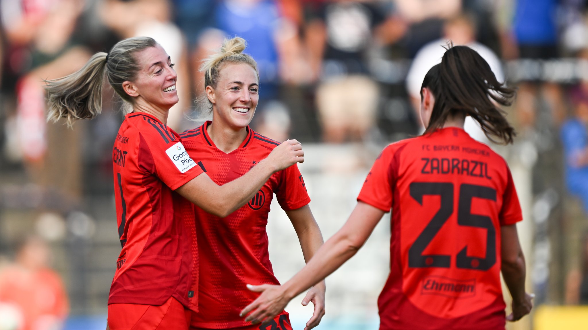 Bayerns Linda Sembrant (l-r) jubelt nach ihrem Tor zum 0:1 mit Bayerns Carolin Simon und Bayerns Sarah Zadrazil